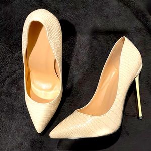 Brand New Cream Stiletto Heels, Alligator print with gold chrome heels in size 9